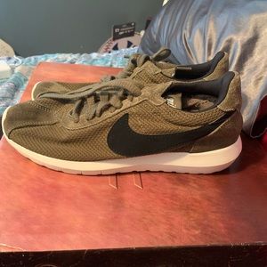 Women’s Nike retro tennis shoes